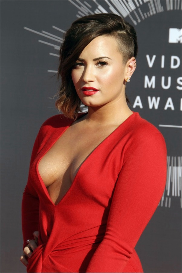Demi Lovato benutzt plastische Chirurgie!  Ist es wahr?  