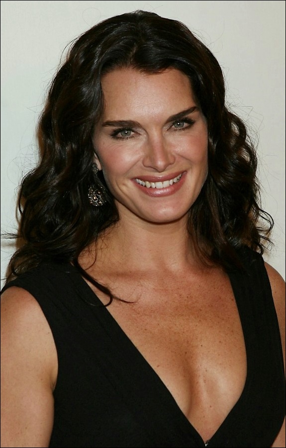 Brooke Shields sieht wunderschön aus.  Plastische Chirurgie geholfen?  